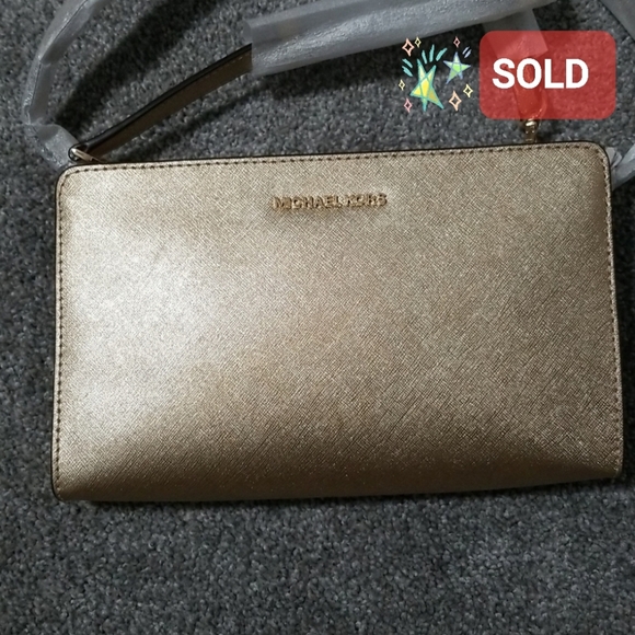 Michael Kors Handbags - NWT Michael Kors Jet Set Travel Large Crossbody Clutch in Pale Gold